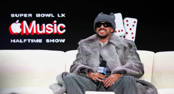 Final do futebol americano vira festa multicultural pró-imigrantes